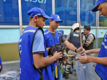 Fiscais vestidos de azul reunidos na rua em ação da Regulação Urbana