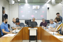 Seis parlamentares reunidos, sentados à mesa.