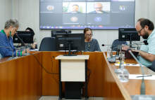 Imagem da presidente da Comissão, Professora Marli (PP), Cida Falabela (Psol) e Bruno Pedralva (PT) participando da reunião  