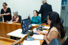 Imagem da vereadora Loide Gonçalves (MDB) presidindo a audiência pública. ao lado duas moradoras do bairro Tupi também participam da audiência