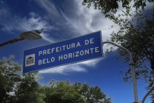 Placa de trânsito na qual está escrito "Prefeitura de Belo Horizonte"