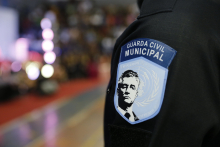 Imagem do emblema da Guarda Municipal na farda do agente