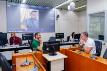Vereadores se reúnem em volta de mesa