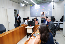 Vereadores reunidos no Plenário Camil Caram