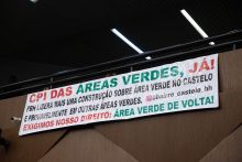 Faixa de protesto contra desafetação de áreas verdes no Bairro Castelo estendida durante reunião na CMBH