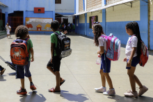Crianças em idade escolar com mochilas nas costas