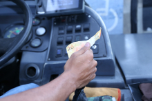 close nas mãos de motorista de ônibus recebendo dinheiro de passageiro do transporte público