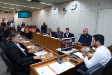 Vereadores e convidados no Plenário Camil Caram