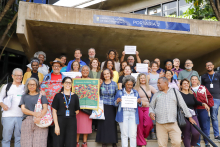 Vereadores e convidados em frente à portaria da Câmara Municipal de Belo Horizonte