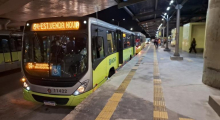 ônibus de transporte coletivo parado ao lado de estação