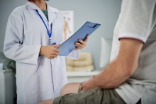 Paciente homem em consulta com médico