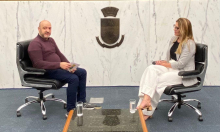 O jornalista Alessandro Duarte e a vereadora Flávia Borja em entrevista no Plenário Amintas de Barros