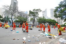 garis realizam limpeza em via de trânsito de belo horizonte