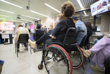 plateia assiste a evento na câmara com foco em mulher cadeirante vista de trás