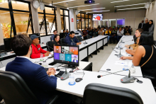 parlamentares e participantes presentes em audiência pública na câmara municipal de bh