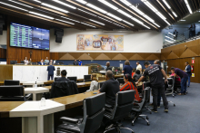 parlamentares presentes no plenário da câmara de bh