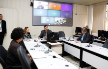parlamentares e participantes presentes em audiência pública na câmara municipal de bh