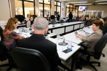 parlamentares e participantes presentes em audiência pública na câmara municipal de bh