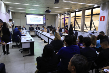 parlamentares e participantes presentes em audiência pública na câmara municipal de bh