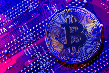 Imagem com o símbolo do Bitcoin em destaque