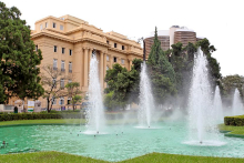 fachada do Centro Cultural Banco do Brasil, tendo a fonte da praça da liberdade à frente