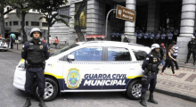 policiais da guarda municipal ao lado de veículo da corporação