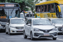 Táxis e ônibus circulam em avenida de Belo Horizonte