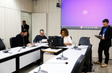 parlamentares presentes em reunião de comissão na câmara de bh