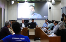 Vereadores no Plenário Camil Caram, com telão ao fundo