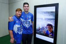 integrantes da torcida Autistas Cruzeirenses posam ao lado de foto que registra presença de um deles, quando criança, no mineirão
