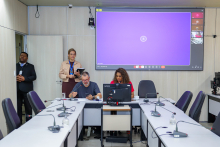Vereador Pedro Patrus e vereadora Juhlia Santos; ao fundo, monitor de TV