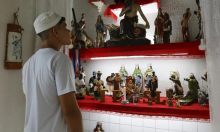 homem olha para altar em terreiro de umbanda