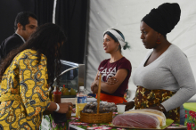 Mulheres atrás de um balcão de salgadinhos atendem clientes