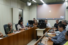parlamentares e participantes presentes em reunião na câmara municipal de bh