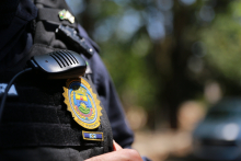 Imagem do emblema da Guarda Municipal na farda do agente