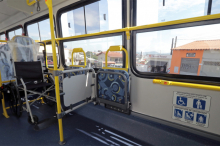 interior de ônibus municipal com cadeira preferencial amarela