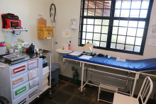 sala de centro de saúde com maca ao fundo
