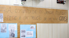 Em faixa afixada no plenário, se lê: "A comunidade do Jardim Felicidade pede a construção de um novo CRAS!"