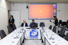 parlamentares presentes em reunião de comissão