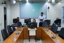 Vereadores reunidos de forma presencial e online durante a Comissão de Legislação e Justiça