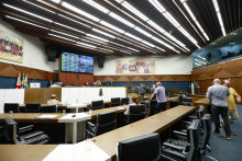 parlamentares presentes em reunião plenária da câmara de bh