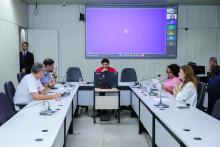 parlamentares presentes em reunião de comissão na Câmara