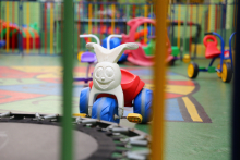 brinquedos infantis espalhados em parquinho