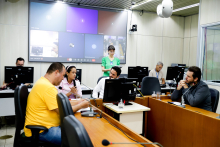 parlamentares presentes em reunião de comissão