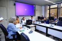 parlamentares presentes em reunião de comissão