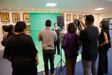 pessoas de costas enquanto assistem gravação de vídeo