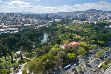 Vista aérea da cidade de Belo Horizonte, com o Parque Municipal em primeiro plano