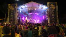 platéia assiste a show em palco