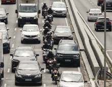 veículos trafegam por via pública