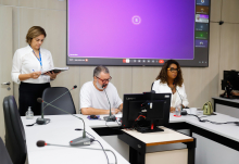 parlamentares presentes em reunião de comissão